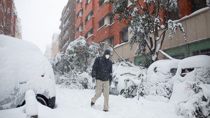 Tres muertos, cierres de rutas y cancelación de vuelos y clases por la nieve en España