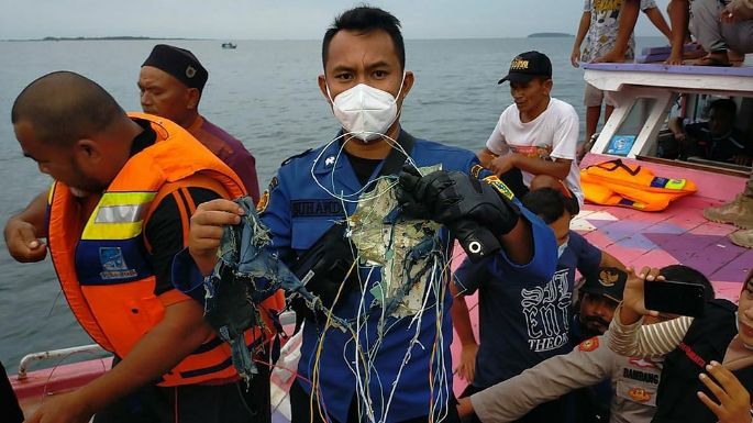 Indonesia: desapareció un avión con 62 personas a bordo poco después de despegar de Yakarta