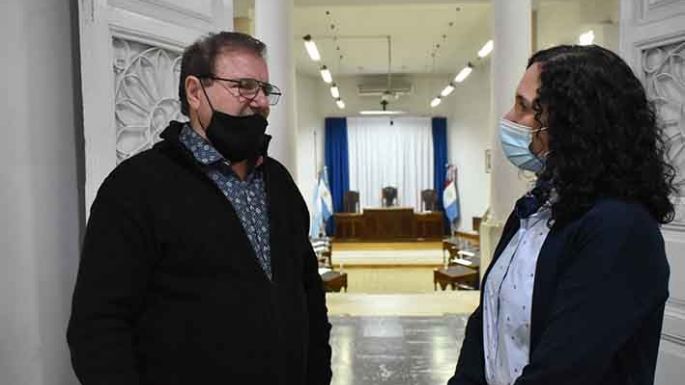 Instalarán un banco rojo cerca del municipio, recordando a Claudia