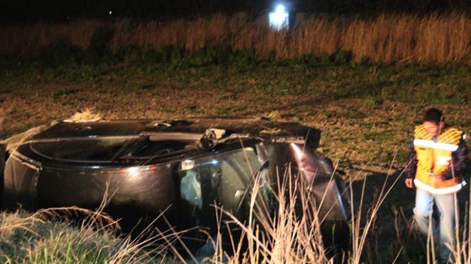 Murió una mujer al volcar un auto