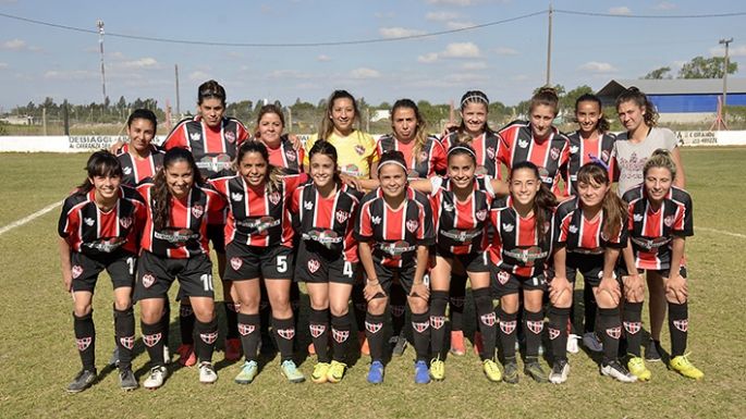 Alem goleó en casa y trepó hasta la punta