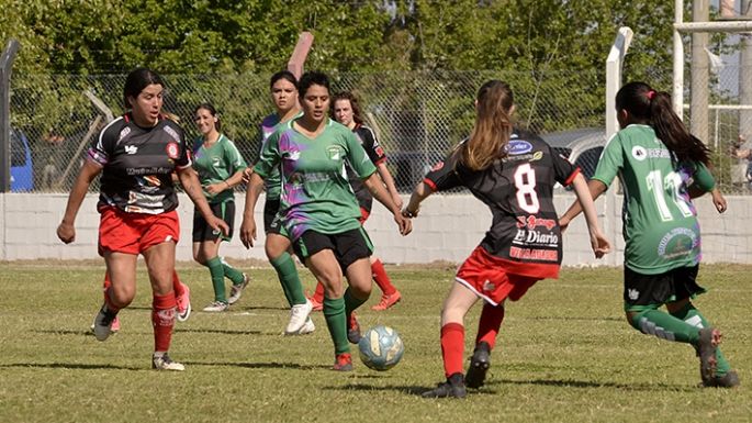 Alem goleó en casa y trepó hasta la punta