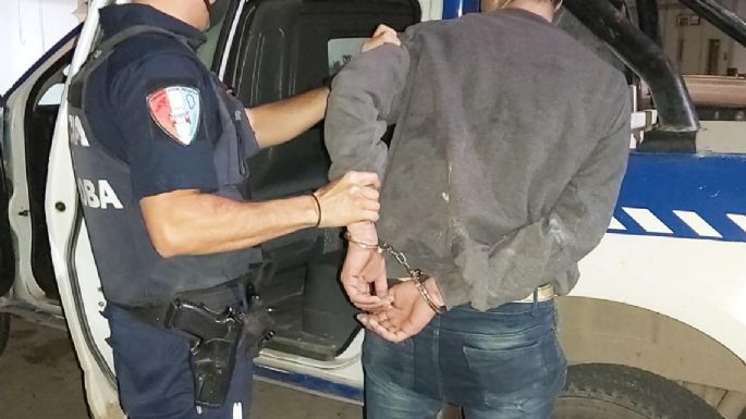 Entró a robar en un departamento y huyó con un celular y una mochila en una bicicleta
