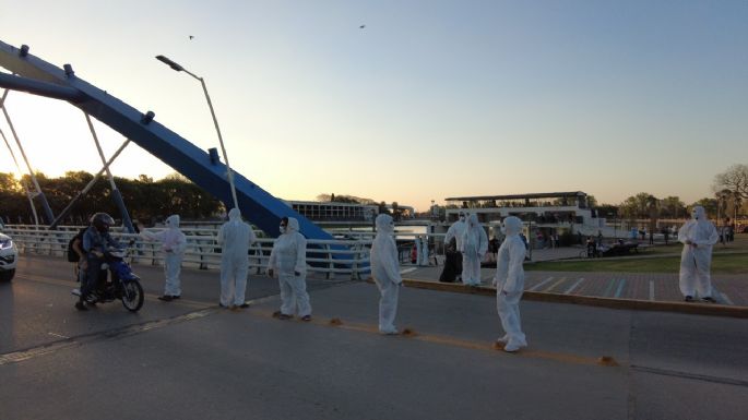 Herejes realizó una intervención artística en el Puente Perón