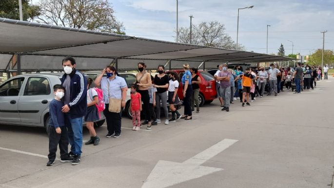 Larga fila en el centro de vacunación de la UTN
