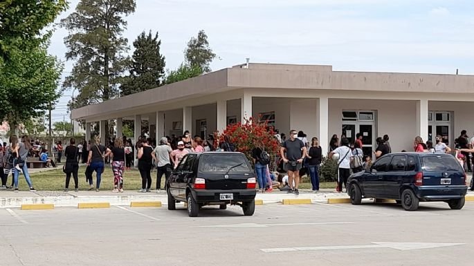 Larga fila en el centro de vacunación de la UTN