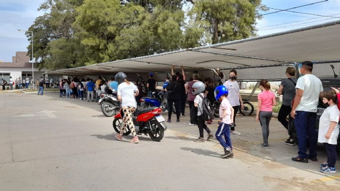 Larga fila en el centro de vacunación de la UTN