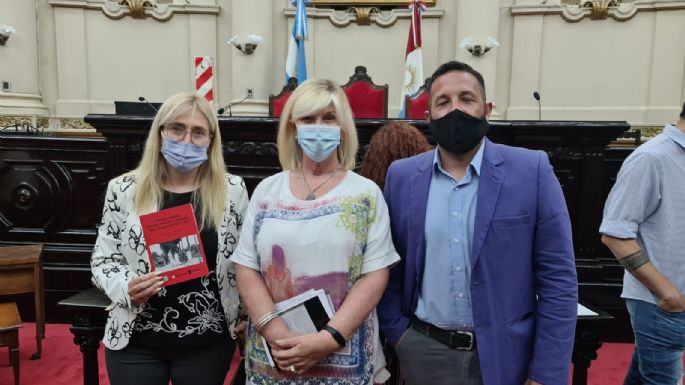 Presentaron el libro de las jornadas "Villa Nueva Investiga" en Córdoba