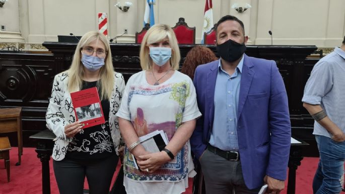 Presentaron el libro de las jornadas Villa Nueva Investiga