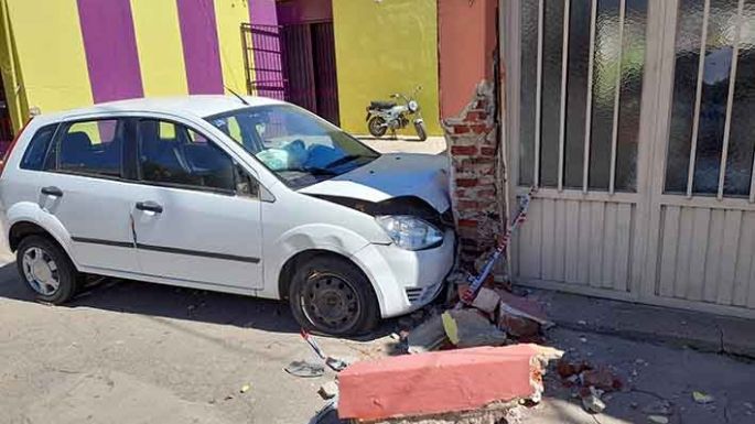 Furiosa noche: terminó empotrado en una casa