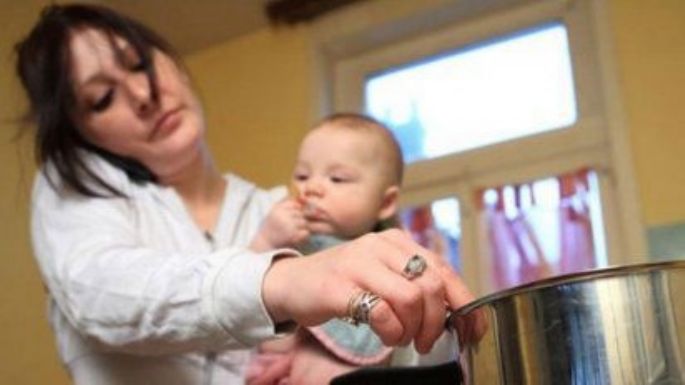 Cayó 18% la participación de madres con hijos en el mercado laboral