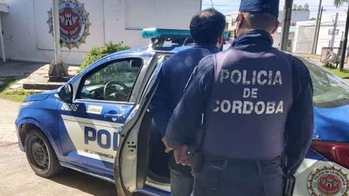 Amenazó a su madre y le destrozó la puerta