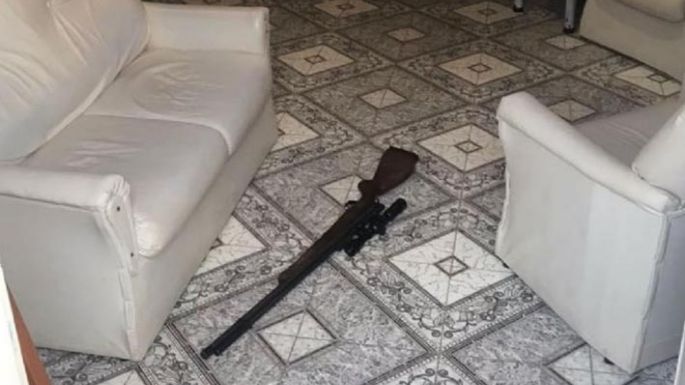 Amenazó a su madre y le destrozó la puerta