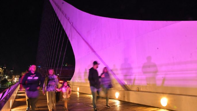 Buenos Aires iluminó sus monumentos por la lucha contra el cáncer de mama