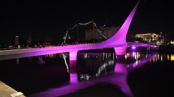 Buenos Aires iluminó sus monumentos por la lucha contra el cáncer de mama
