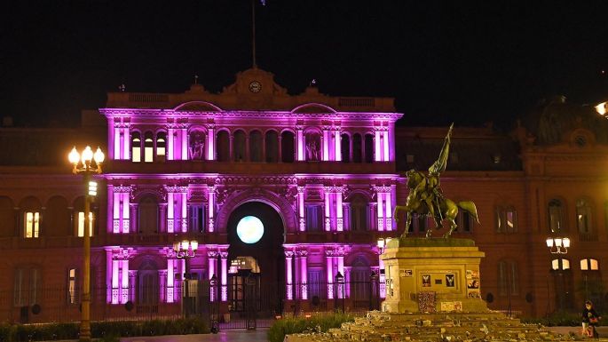 Buenos Aires iluminó sus monumentos por la lucha contra el cáncer de mama