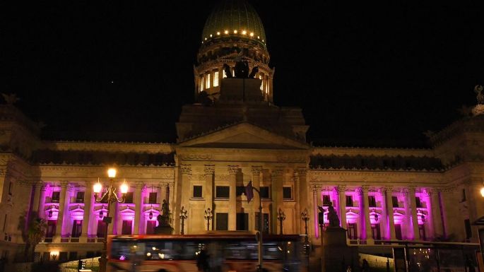 Buenos Aires iluminó sus monumentos por la lucha contra el cáncer de mama