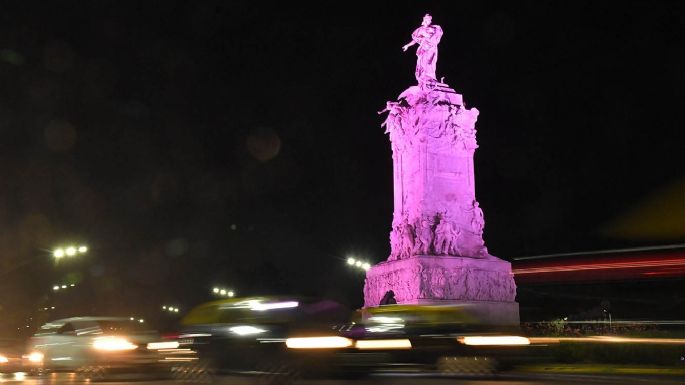 Buenos Aires iluminó sus monumentos por la lucha contra el cáncer de mama