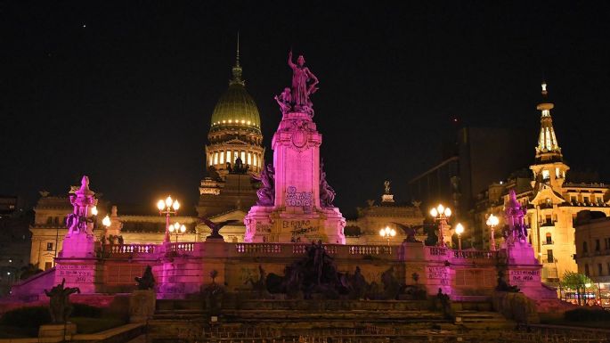Buenos Aires iluminó sus monumentos por la lucha contra el cáncer de mama