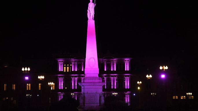 Buenos Aires iluminó sus monumentos por la lucha contra el cáncer de mama