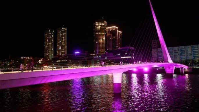 Buenos Aires iluminó sus monumentos por la lucha contra el cáncer de mama