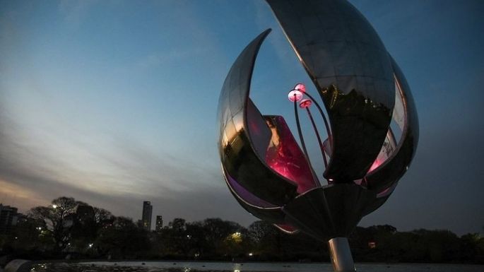 Buenos Aires iluminó sus monumentos por la lucha contra el cáncer de mama