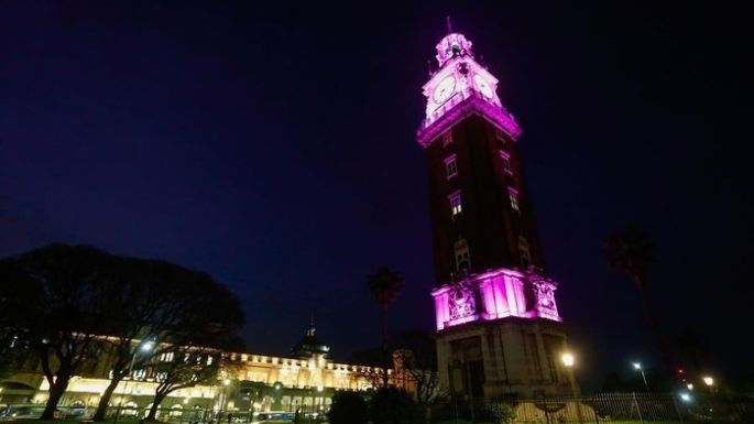 Buenos Aires iluminó sus monumentos por la lucha contra el cáncer de mama