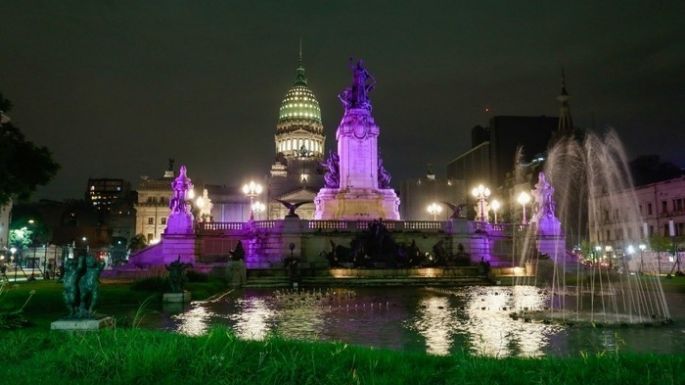 Buenos Aires iluminó sus monumentos por la lucha contra el cáncer de mama