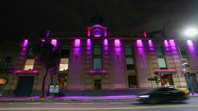 Buenos Aires iluminó sus monumentos por la lucha contra el cáncer de mama
