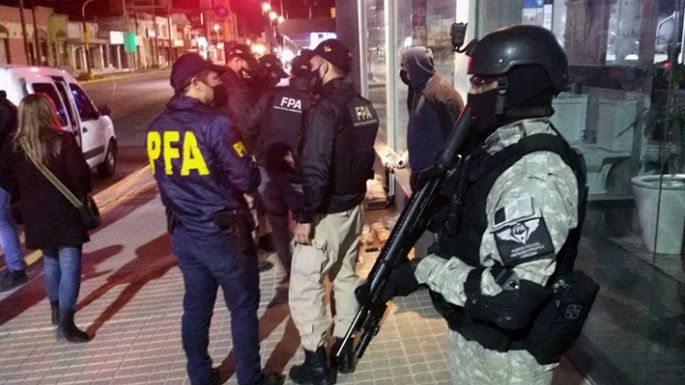 Tres sujetos arrestados con marihuana, dinero y armas