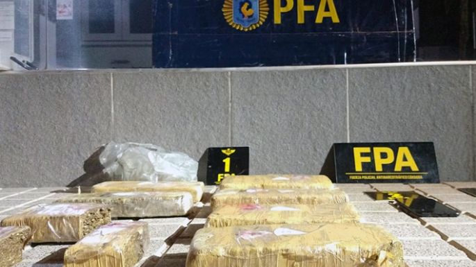 Tres sujetos arrestados con marihuana, dinero y armas