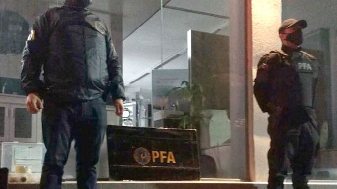 Tres sujetos arrestados con marihuana, dinero y armas