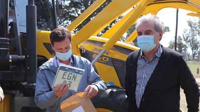 Entregaron un tractor para  conservación de suelos