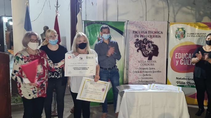 Egresó la segunda promoción de la Escuela Municipal de Peluquería