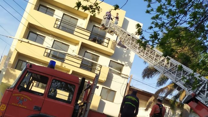Bomberos rescataron a una persona encerrada en el balcón de un tercer piso