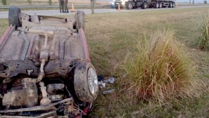 Volcó un auto con tres jóvenes en el tramo Villa María-Tío Pujio