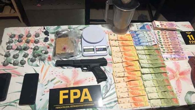 Apresaron a una pareja con más de mil dosis de marihuana