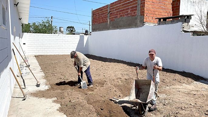 Trabajos de pintura en el centro vecinal del Sarmiento