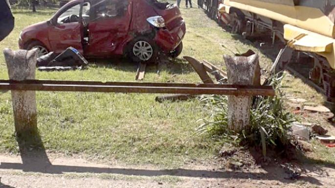Un tren embistió un auto que manejaba una mujer