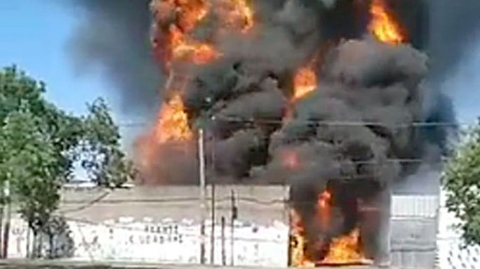 Voraz incendio en una fábrica de solventes