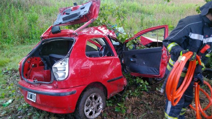 Un auto perdió el control, volcó y chocó contra los arboles de la banquina
