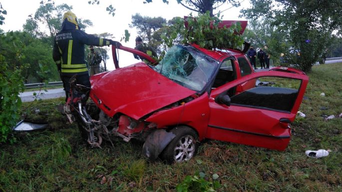 Un auto perdió el control, volcó y chocó contra los arboles de la banquina