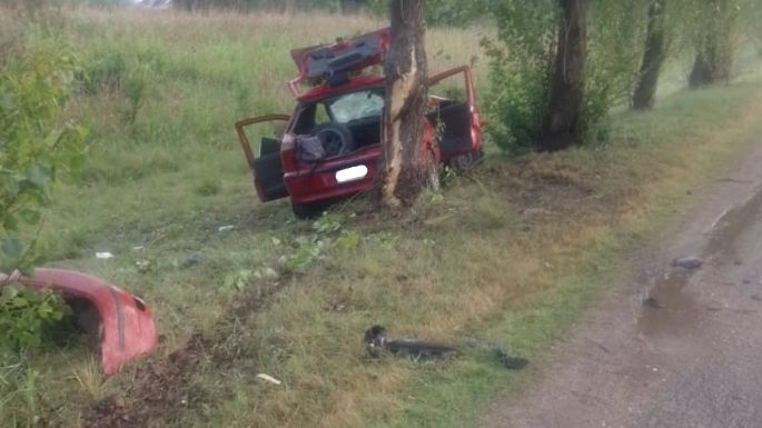 Un auto perdió el control, volcó y chocó contra los arboles de la banquina