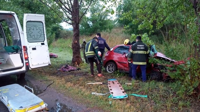 Despiste y choque contra un árbol en la 158: sufrieron graves heridas