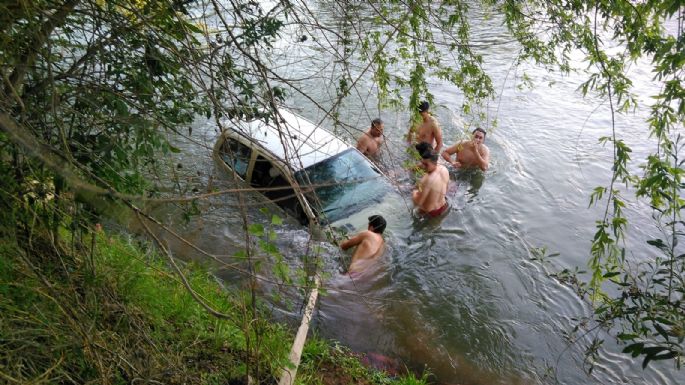 Un auto cayó al río