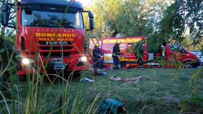 Un auto cayó al río