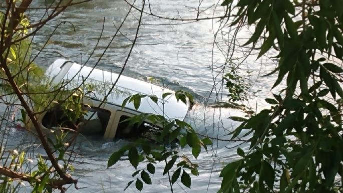 Un auto cayó al río