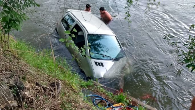 Un auto cayó al río