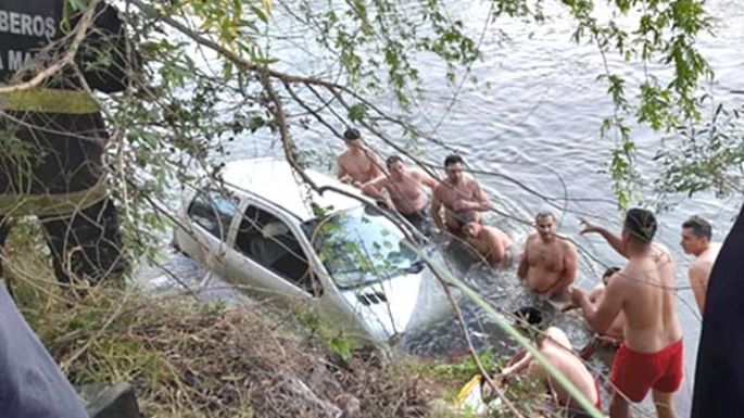 Un auto se precipitó a las aguas en el barrio Barrancas del Río