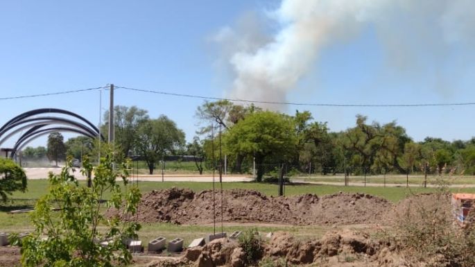 Incendio en un campo cerca de la autopista